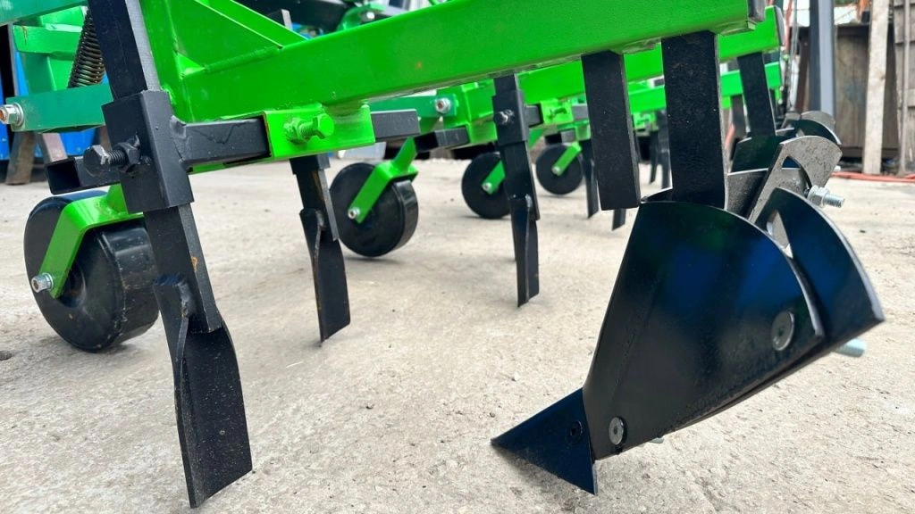 Обработка почвы культиватором