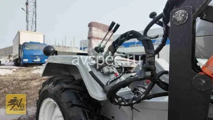 Фронтальный погрузчик для ременного минитрактора