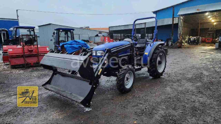 Трактор Lovol TE 354 HT без кабины с фронтальным челюстным погрузчиком