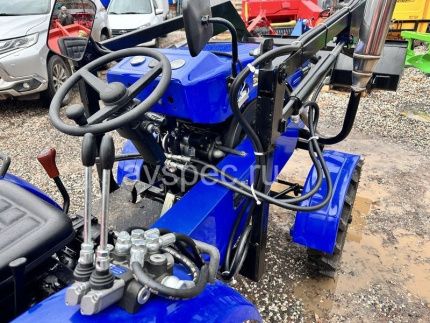 Минитрактор Русич Т-30 ВОМ 4x4 с фронтальным погрузчиком Минитрактор Русич Т-30 ВОМ 4x4 с фронтальным погрузчиком