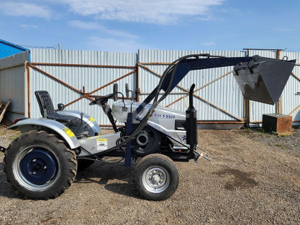 Трактор Трактор Скаут Т-220В с погрузчиком 