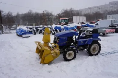 Особенности и тонкости выбора мини-тракторов для уборки снега